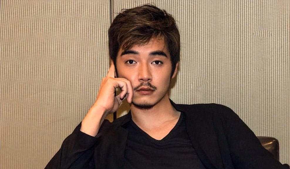 未见恋爱就已结婚，金世佳被曝隐婚生子，与抱孩子女子亲密互动休闲区蓝鸢梦想 - Www.slyday.coM