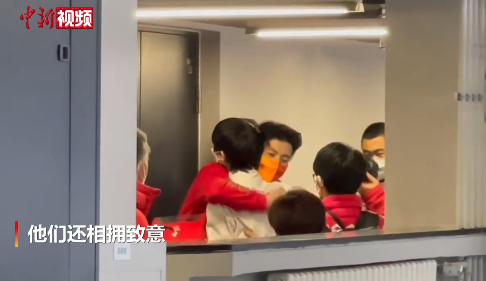 羽生结弦也有冰墩墩了！王诗玥、柳鑫宇送的休闲区蓝鸢梦想 - Www.slyday.coM