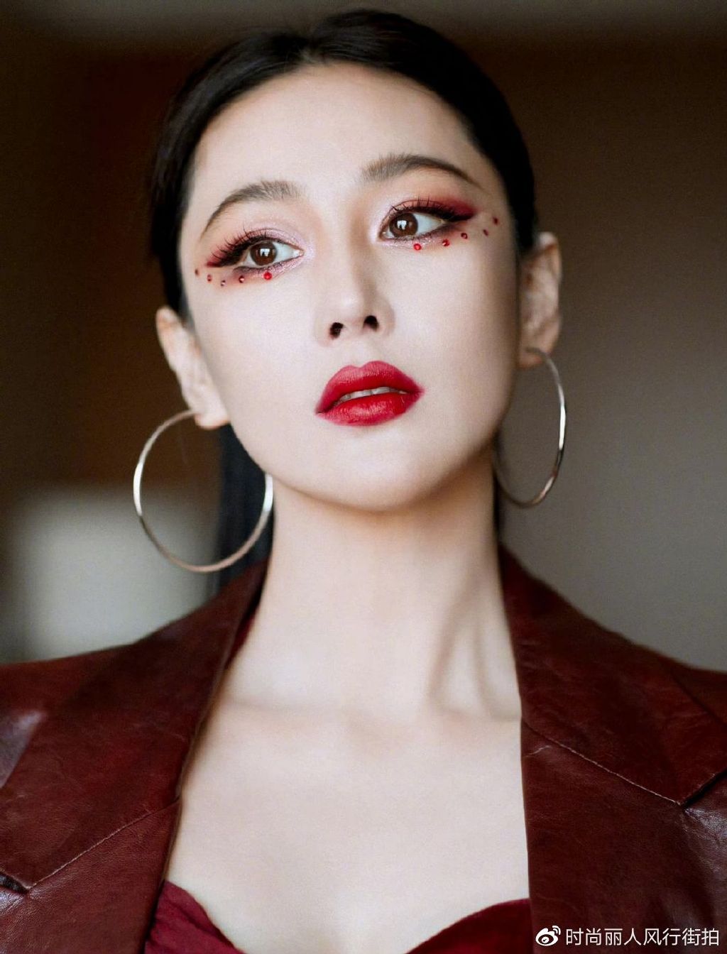 张馨予新造型美回婚前性感模样!穿红裙黑丝秀美腿,真的太惊艳了__财经头条