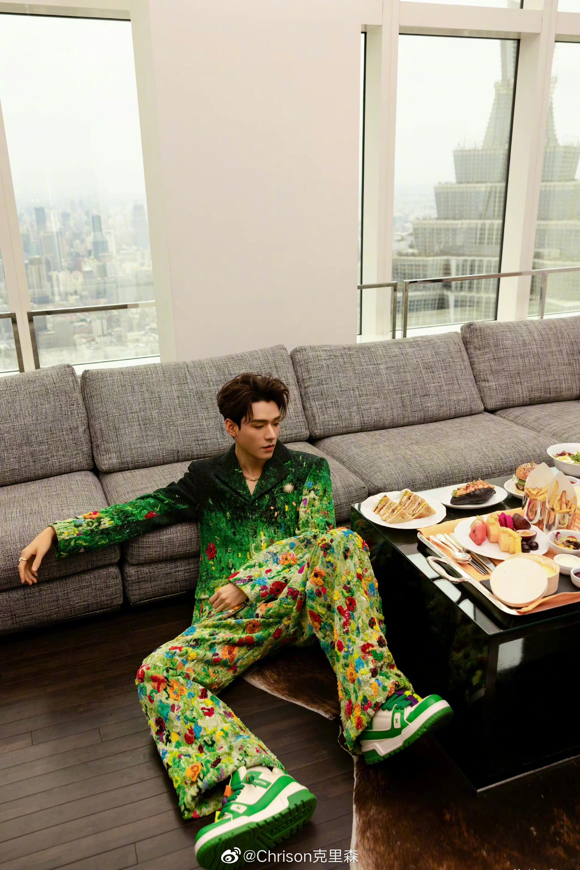 龚俊身穿lv2023 春夏男士系列……__财经头条