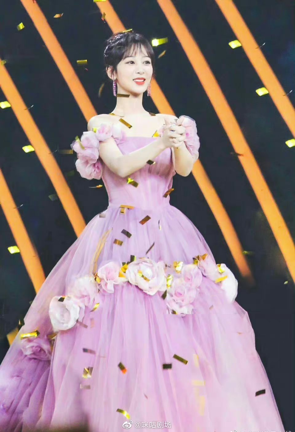 猜测一下今年杨紫红毯礼服应该还是一字肩蓬蓬裙～ 676/ 6杨紫颜值