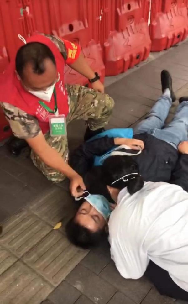 封控管控区一男子晕倒在地 志愿者紧急救援 急救专家:路遇行人昏迷