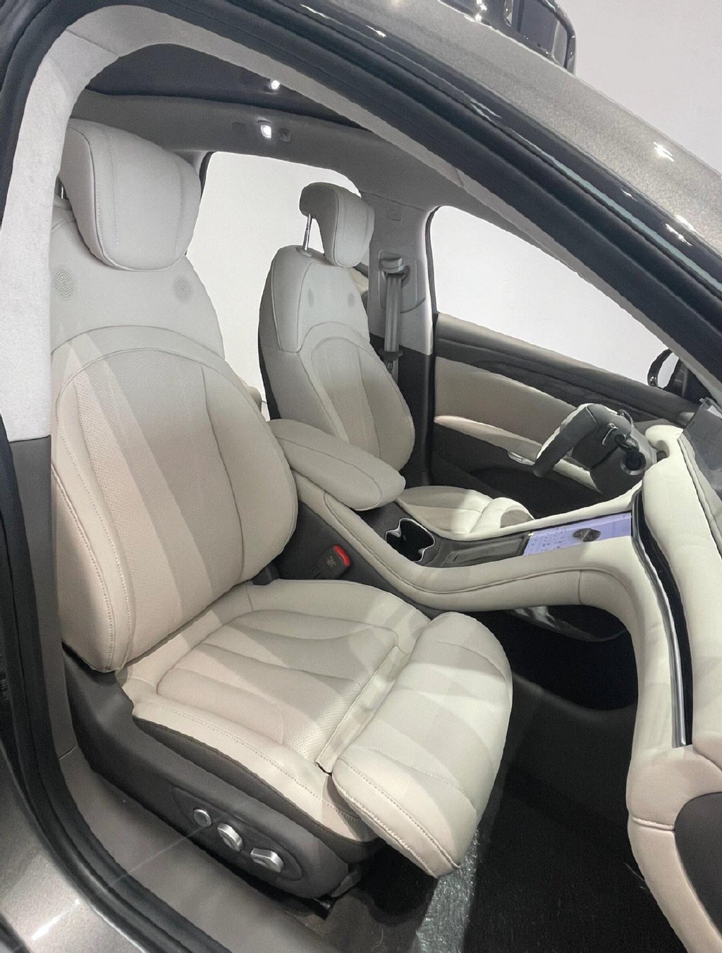 全新智己l7空间舒适性超越岚图追光