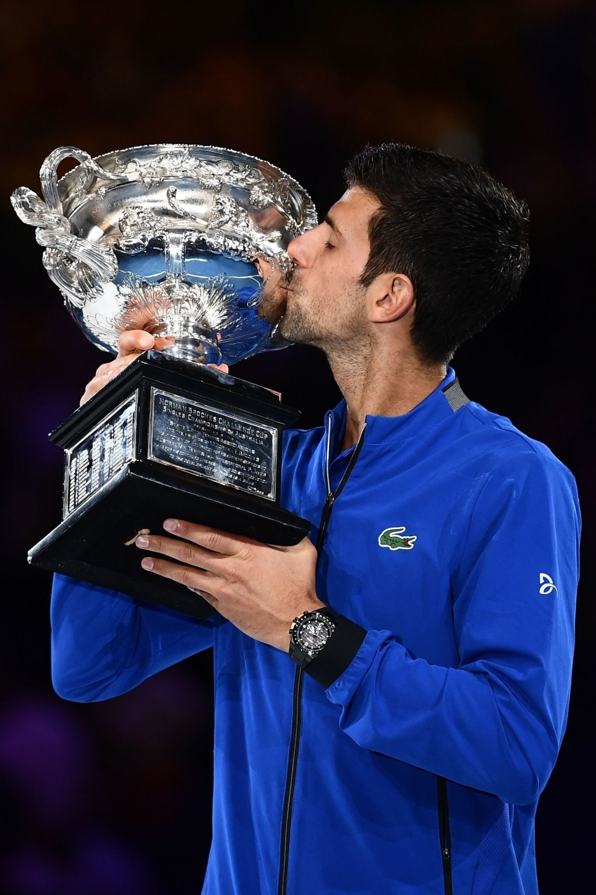 德约科维奇澳网十冠捧杯图