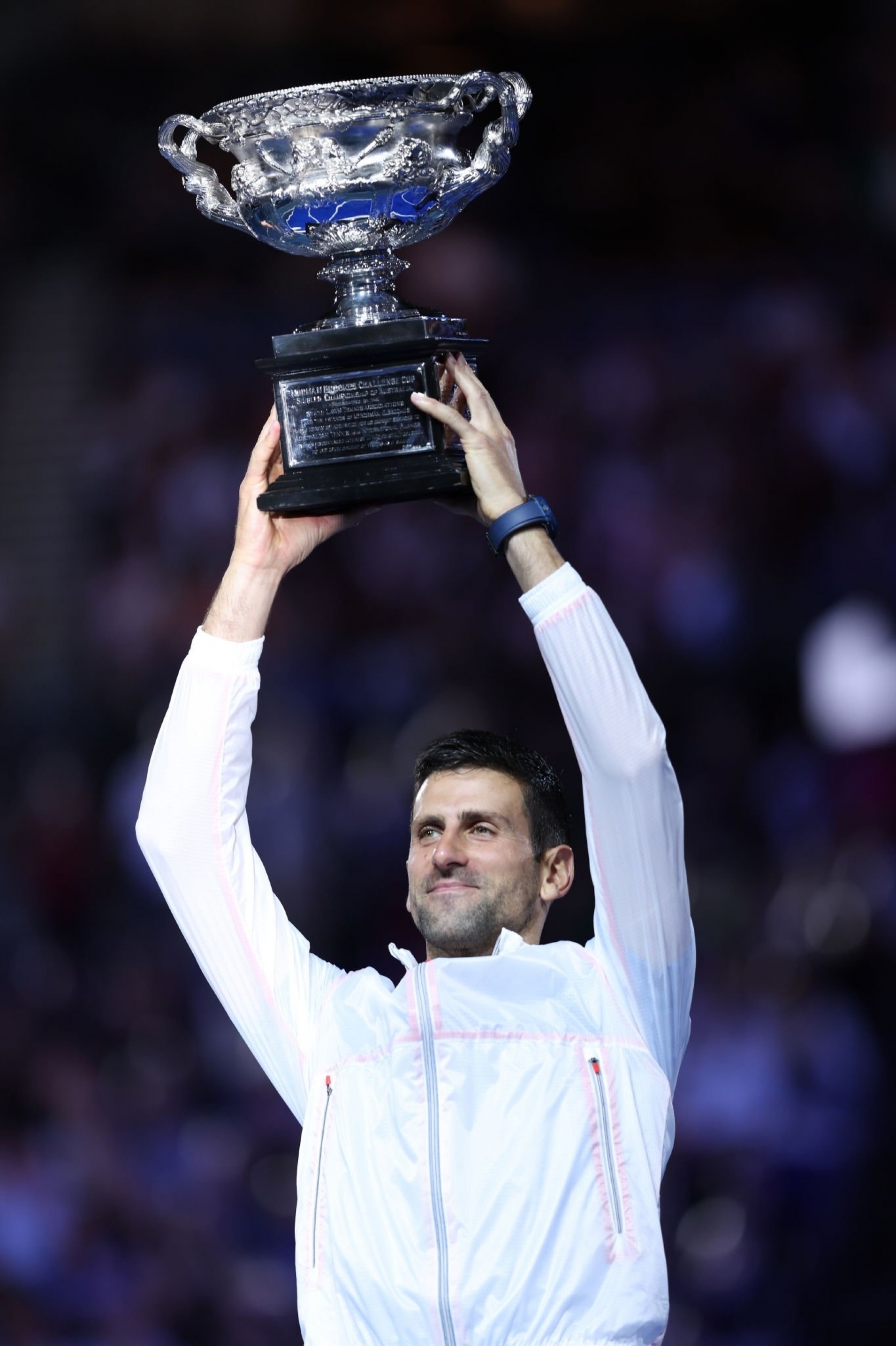 德约科维奇冠军捧杯图