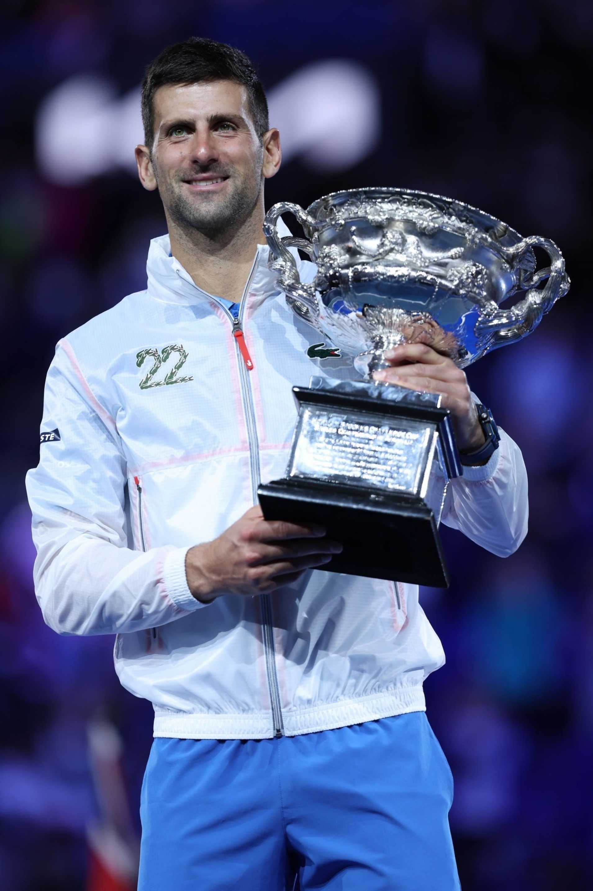 德约科维奇冠军捧杯图