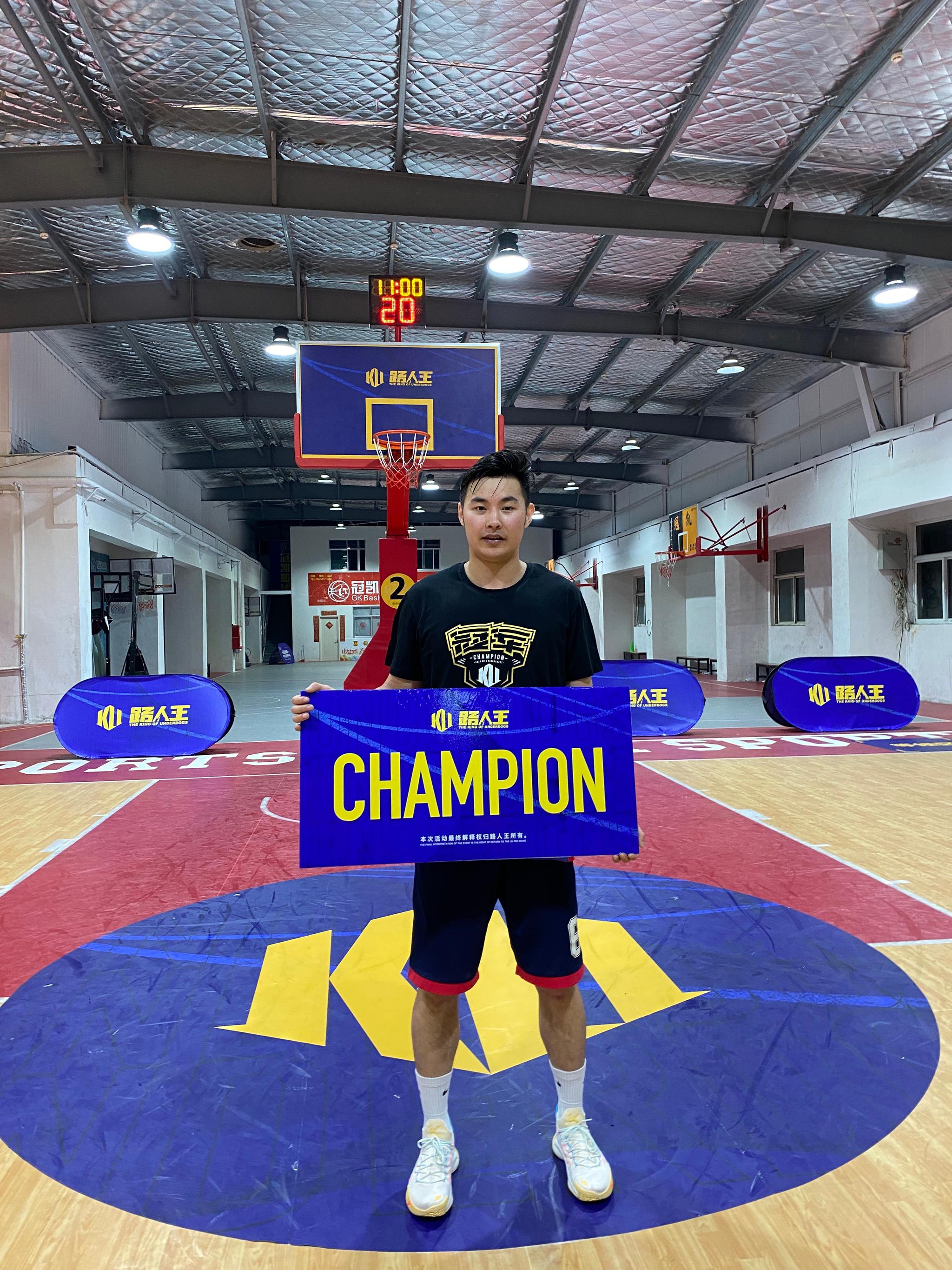 白晶的激烈对决中命中4个三分,最终夺冠捍卫主场,同时也是他的路人王