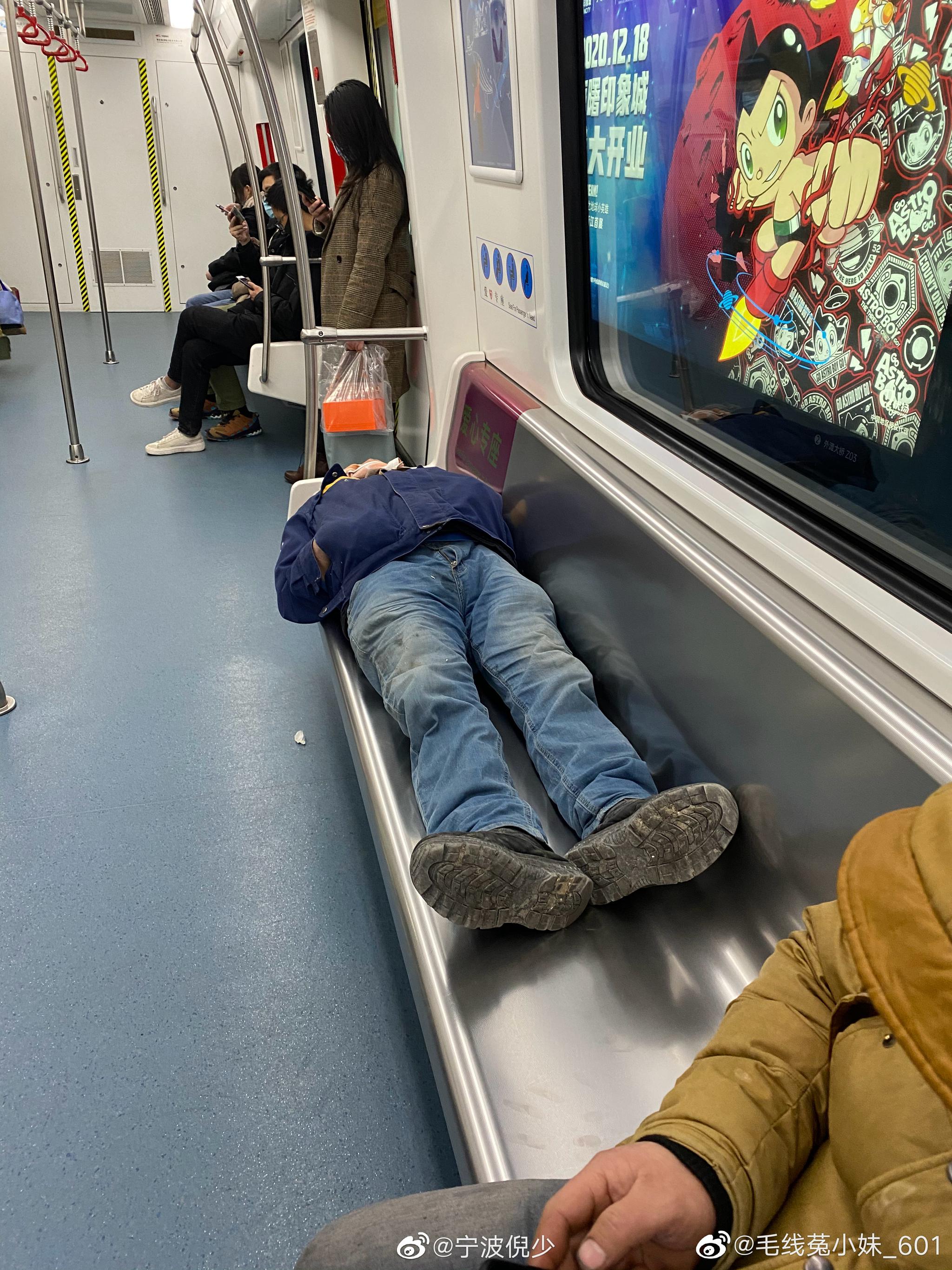 宁波地铁2号线一男子躺着睡觉
