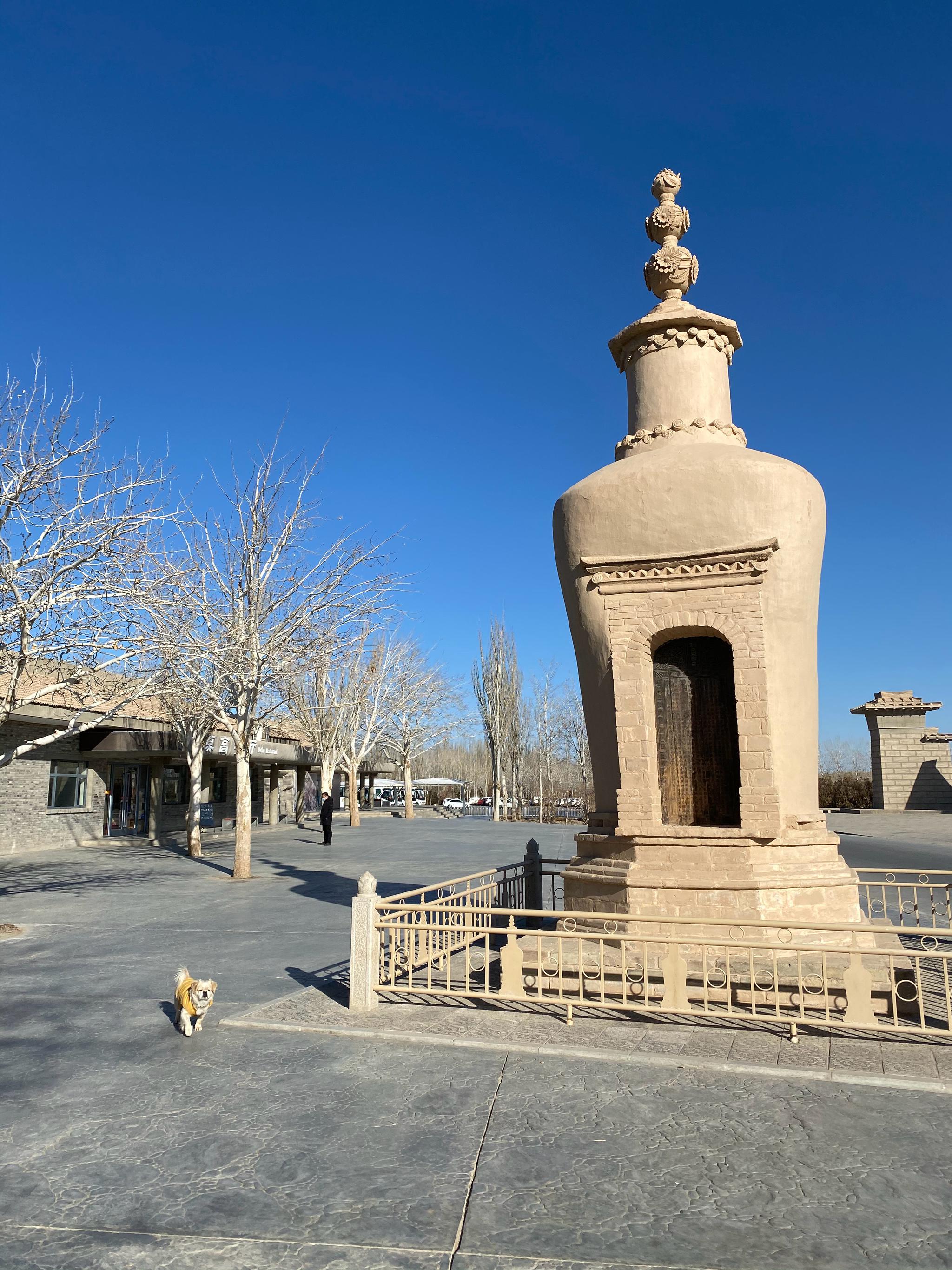 莫高窟景区里,王道士墓塔下的乐乐大王_高清图集_新浪网