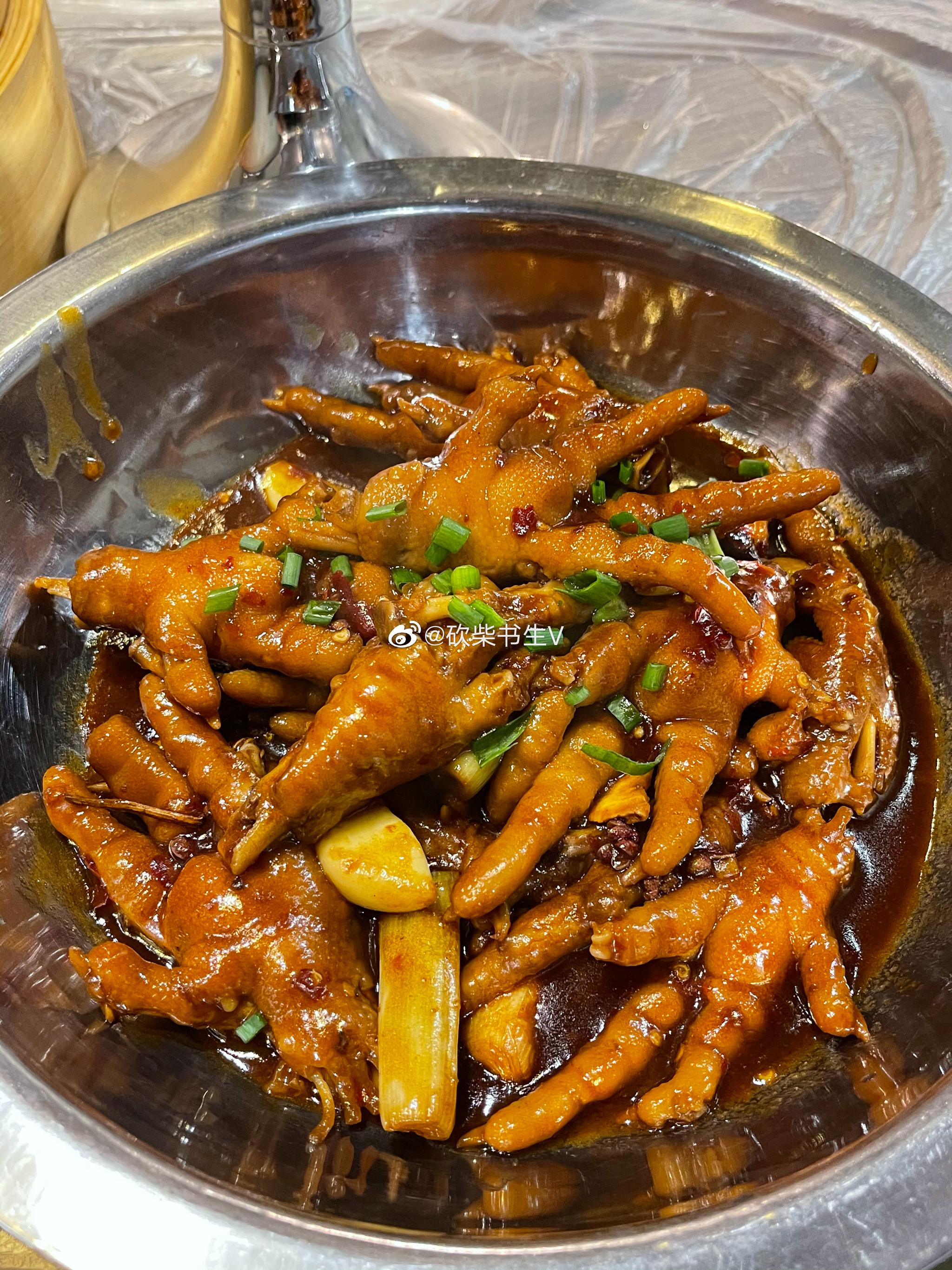 武汉靓靓蒸虾,这个卤鸡爪炖的酥烂脱骨,实在是太入味了……_高清图集