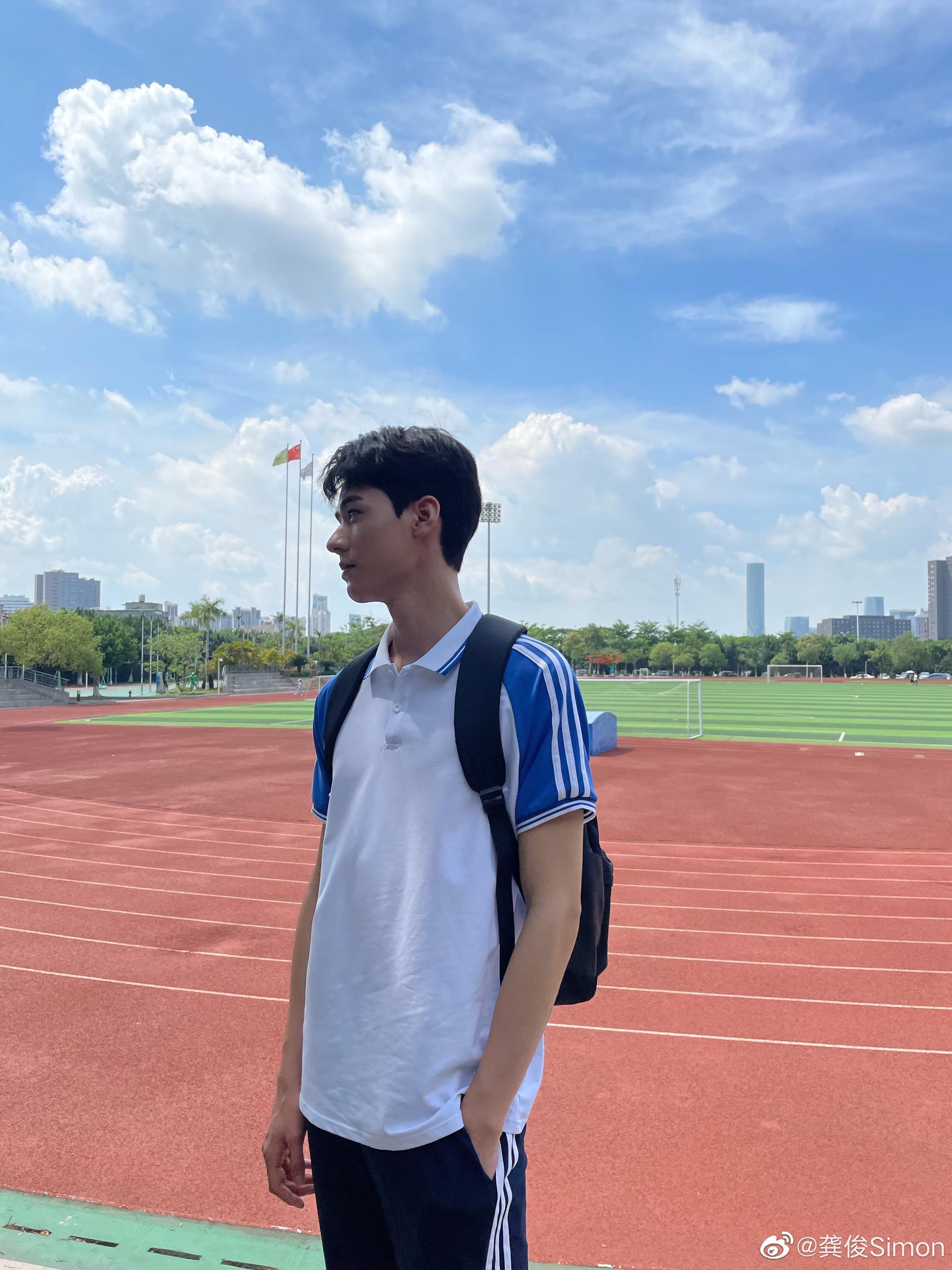 龚俊微博更新在校男大学生发照片啦