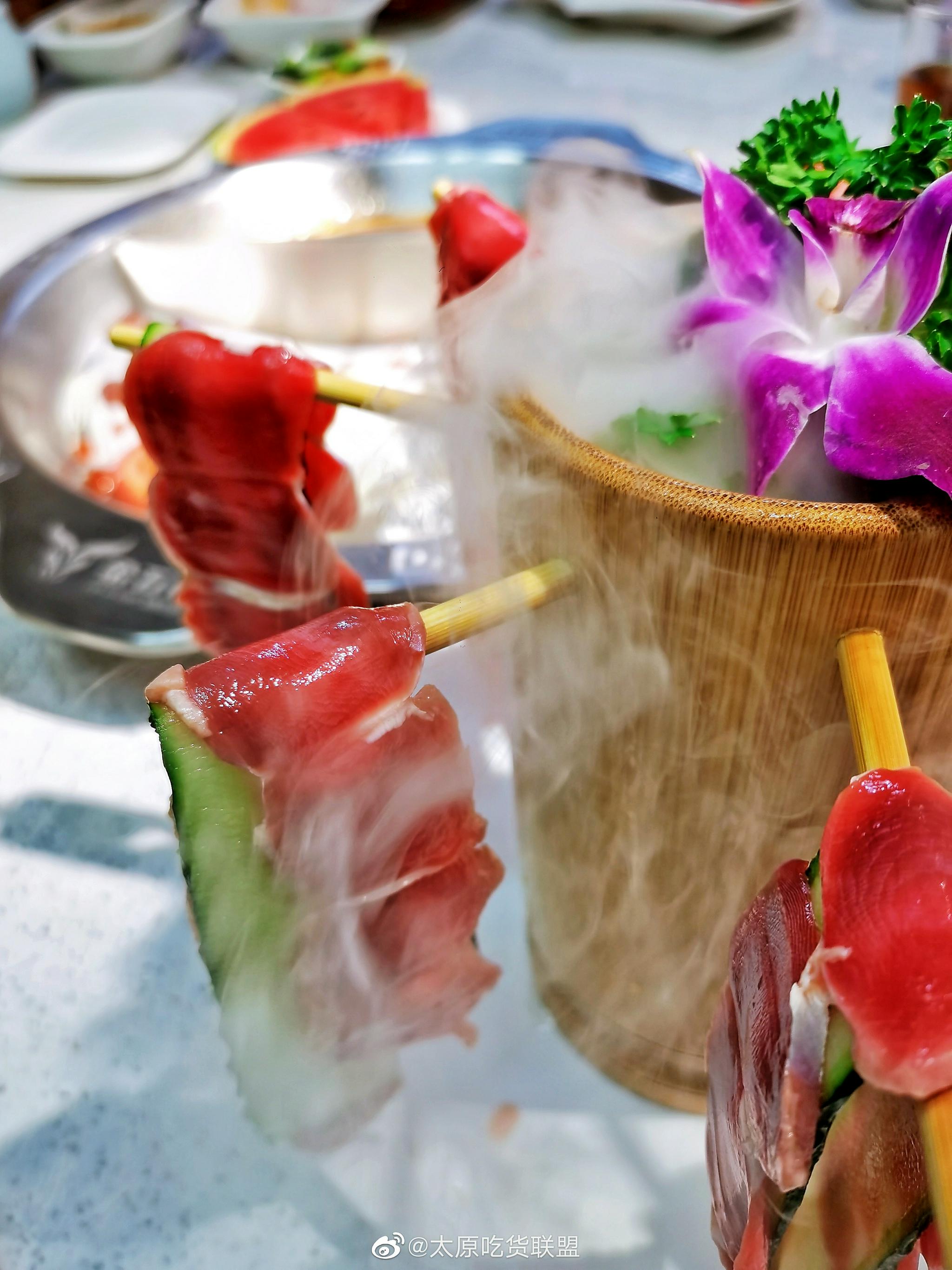 摆盘要赞一下,造型真的用心,环境里面最值得一提就是有16人的大包间