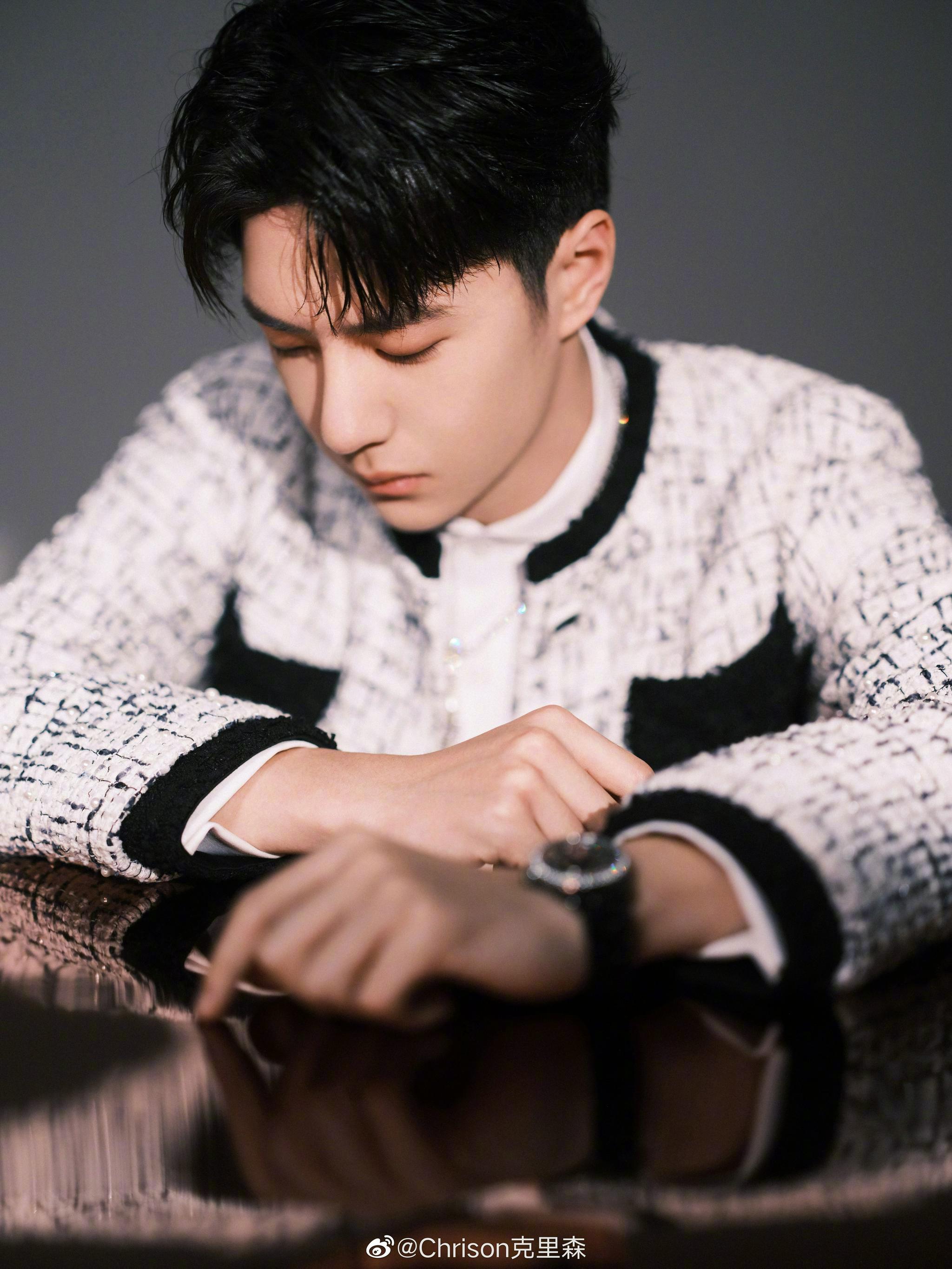 王一博今晚的街舞造型,身穿chanel 2022早春斜纹软呢外套……__财经