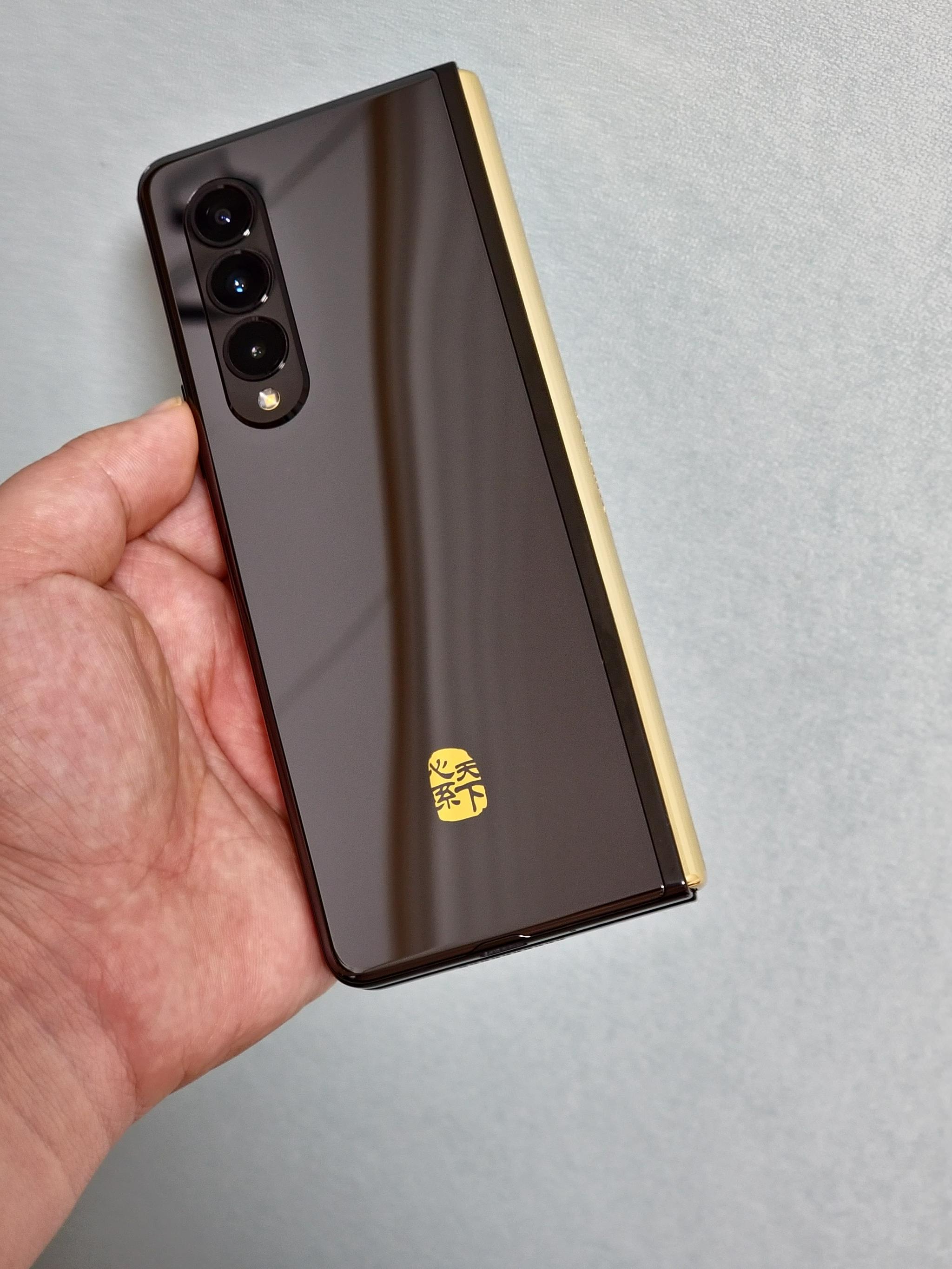 与普通fold3不同之处就是那个金色的部分 - 三星折叠屏fold3和w22区别