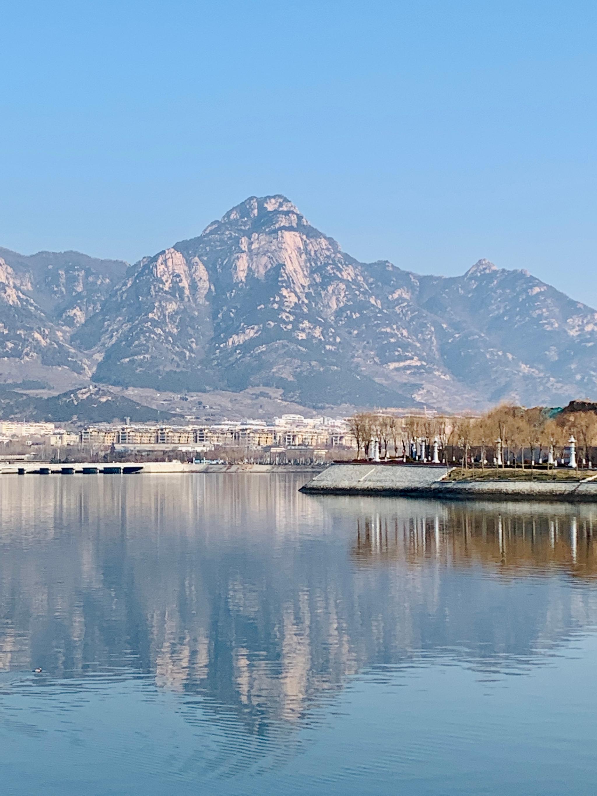 临近春节,泰山脚下走一走,泰山西湖碧波荡漾,远山含黛……__财经头条