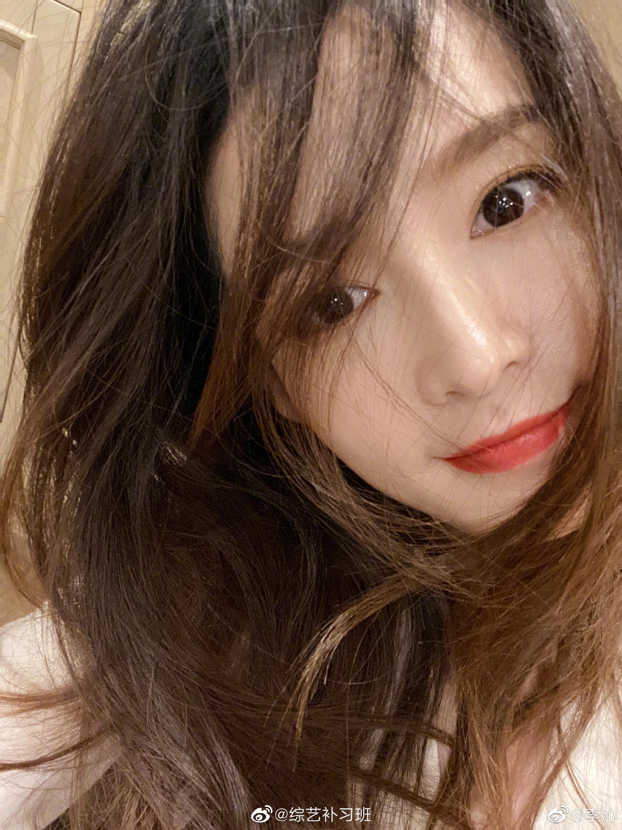 快来看看李沁的春日自拍吧不过姐姐的图也太少了吧