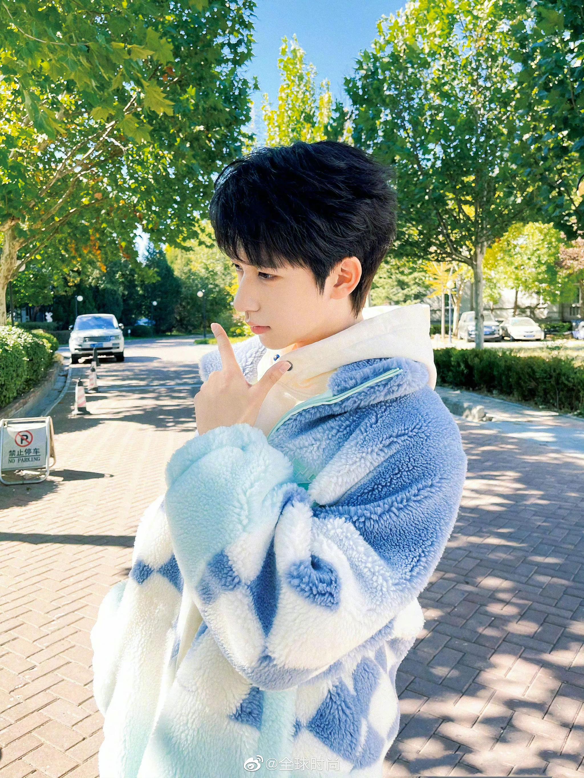 贺峻霖蓝白羊羔绒四宫格随拍