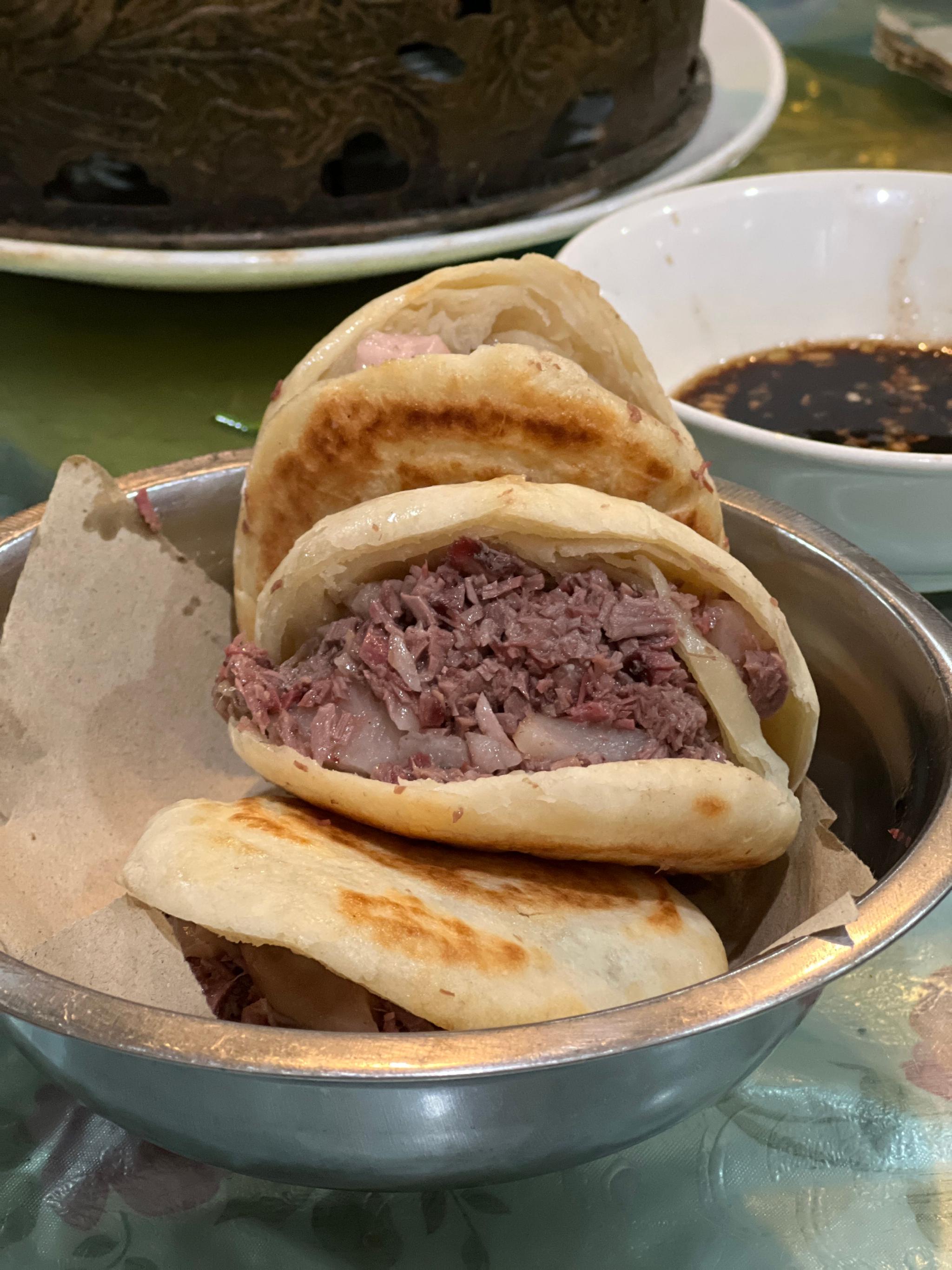终于吃到了正宗的驴肉火烧，好吃！__财经头条