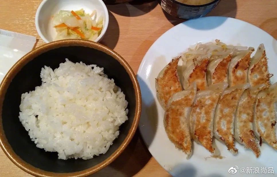 日本有一种食物让你觉得熟悉又陌生——饺子,饺子配米饭,油炸饺子.