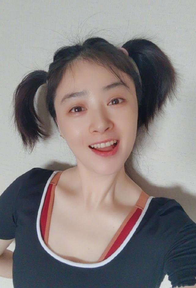 蒋欣瘦身后气质大变经纪人随手拍出时尚大片巴掌脸天鹅颈抢镜