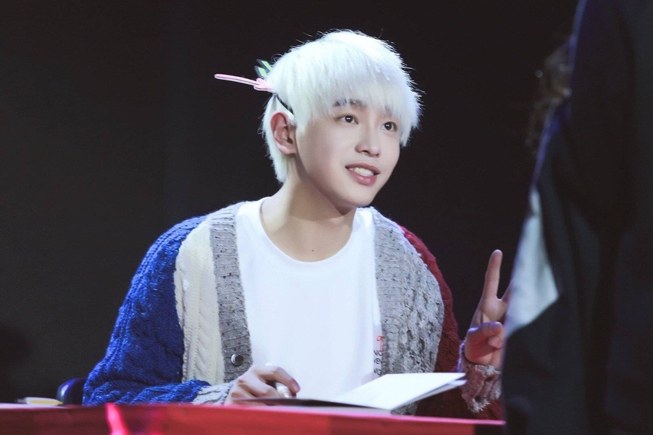 瘦下来的彭昱畅颜值超能打银发造型好似撕漫少年