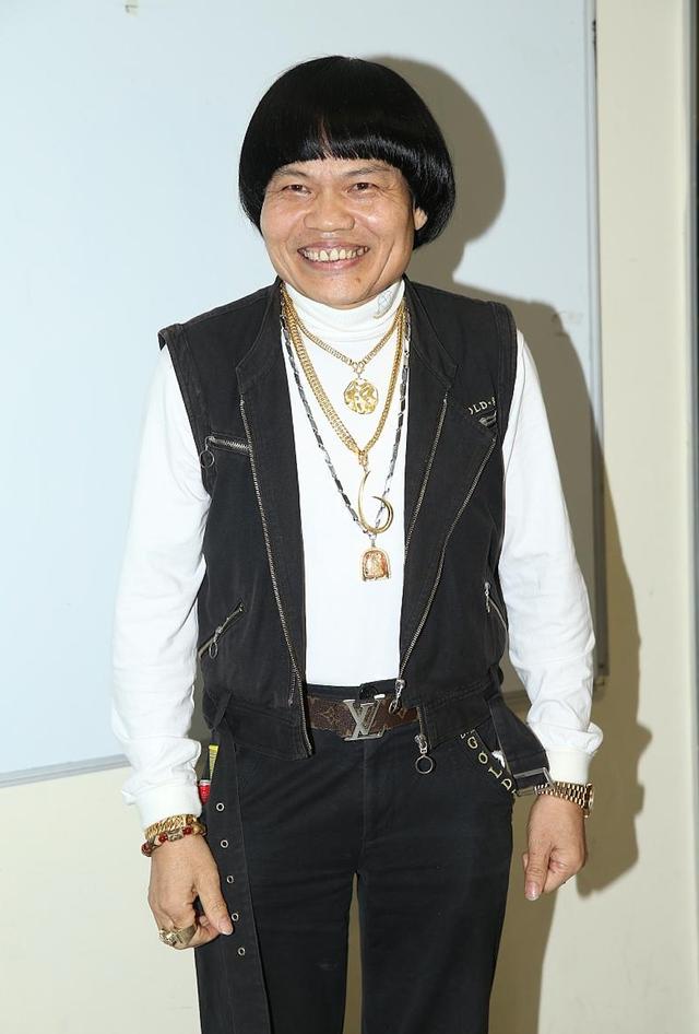 八两金父子登台近照曝光,25岁八两仔化妆出镜,眉清目秀似女生