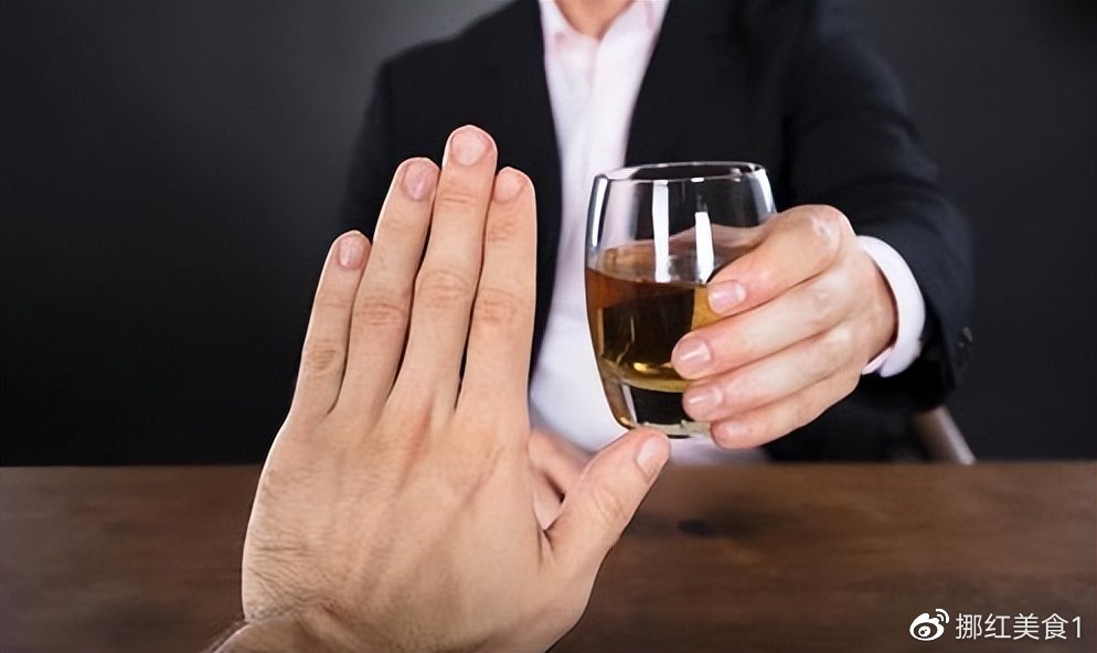 诊所人满为患,甲流进入高峰期,提醒中老年人,喝酒谨记3不碰