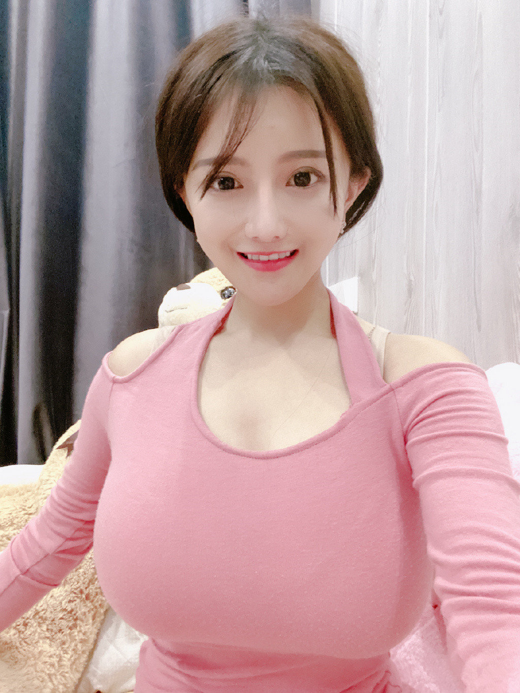 腿长,腐团没她漂亮,古阿扎身材没她好,不愧是吃鸡一姐|女主播|虎牙