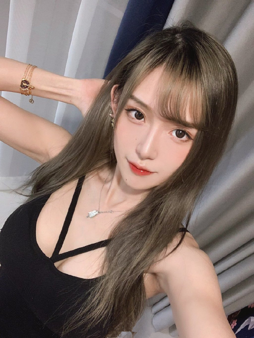 腐团儿偏爱吊带装,当她扔掉那2根吊带后,男粉丝都沸腾了