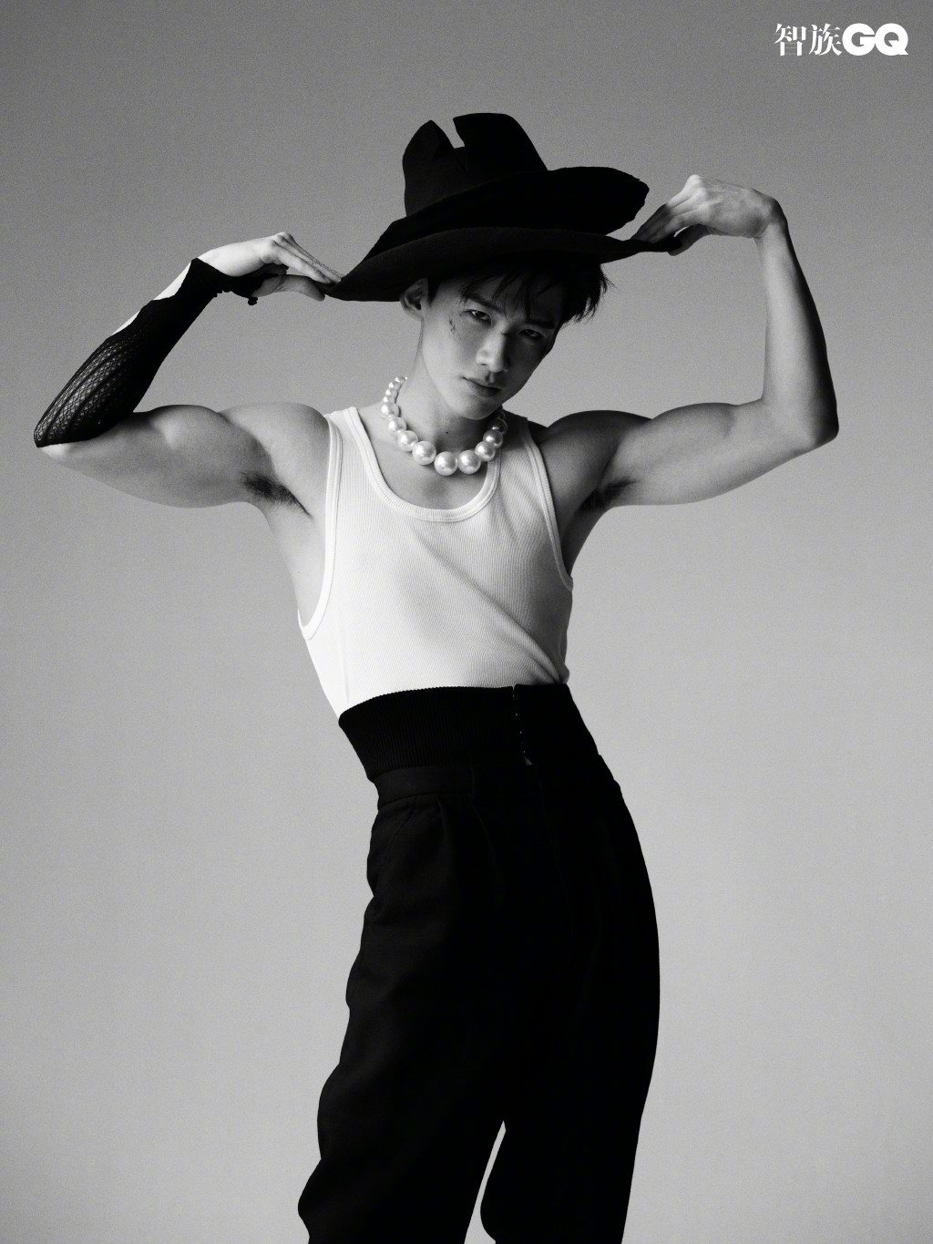 白敬亭智族gq三月开季刊解锁新刊战损妆皮外套