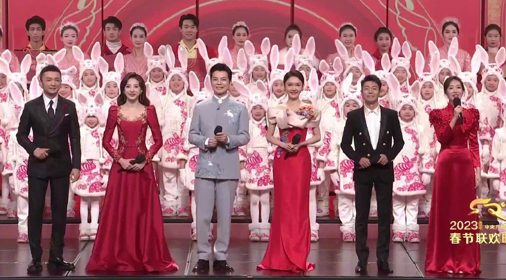 春晚女主持状态:龙洋站稳C位,马凡舒破音,新人王嘉宁表现不俗|春晚|马凡舒|王嘉宁_新浪新闻
