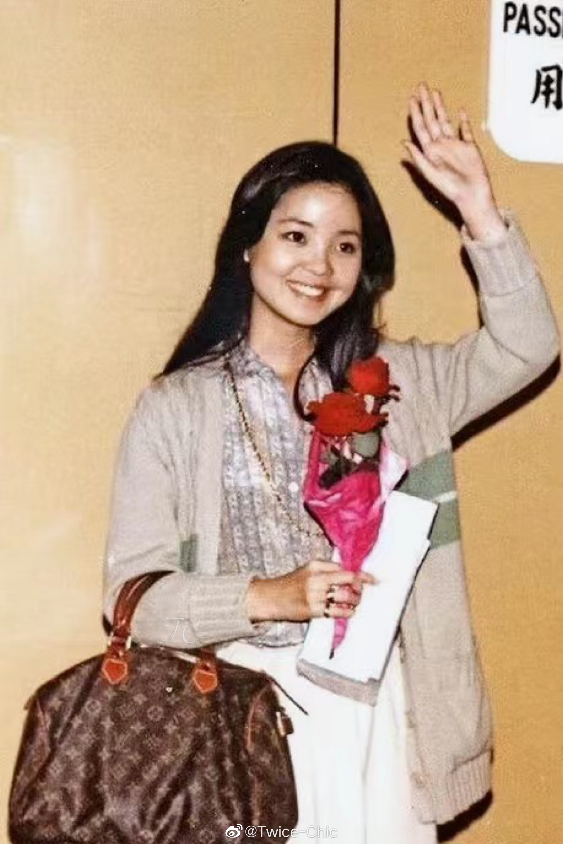 邓丽君·彼时歌坛天后穿搭 50年已过,她爱的老花与纯色套装……__财经