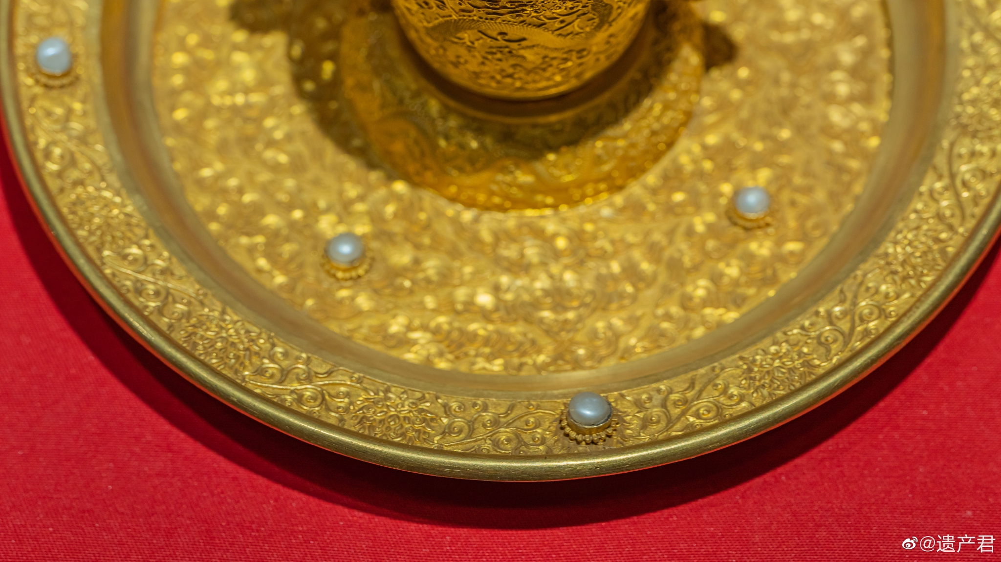 故宫博物院藏清代金錾云龙纹嵌珠杯盘