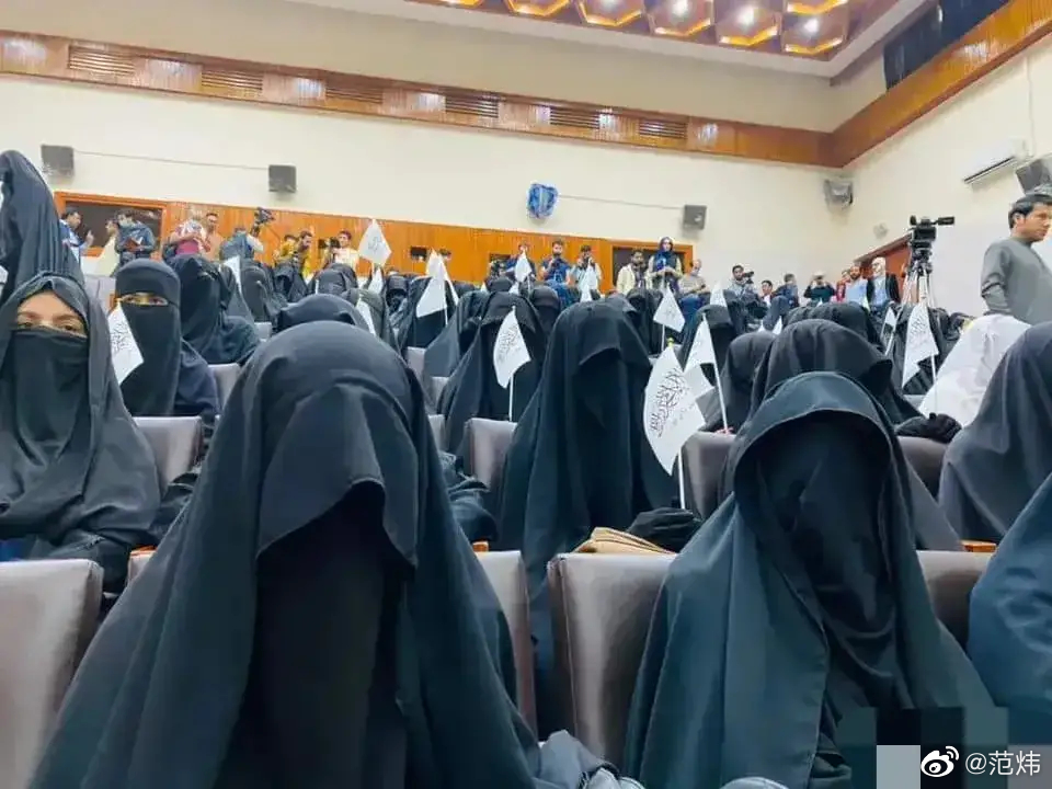 塔利班召开妇女大会来看看新式罩袍感觉