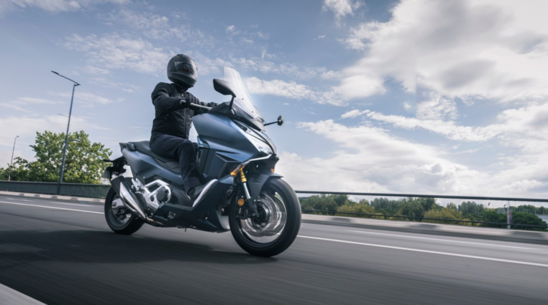 本田正式发布目前排量最大的双缸踏板佛沙750,电控配置丰富-新浪汽车