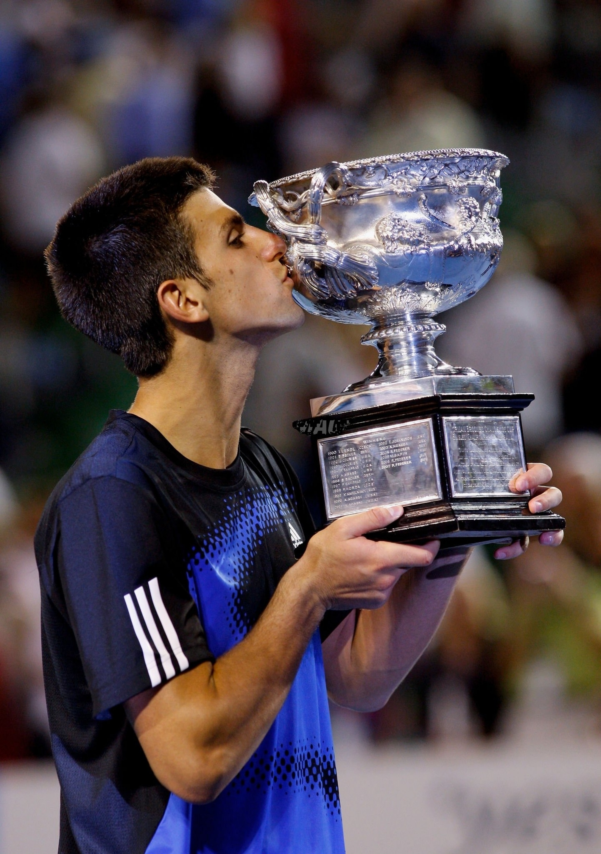 德约科维奇澳网十冠捧杯图