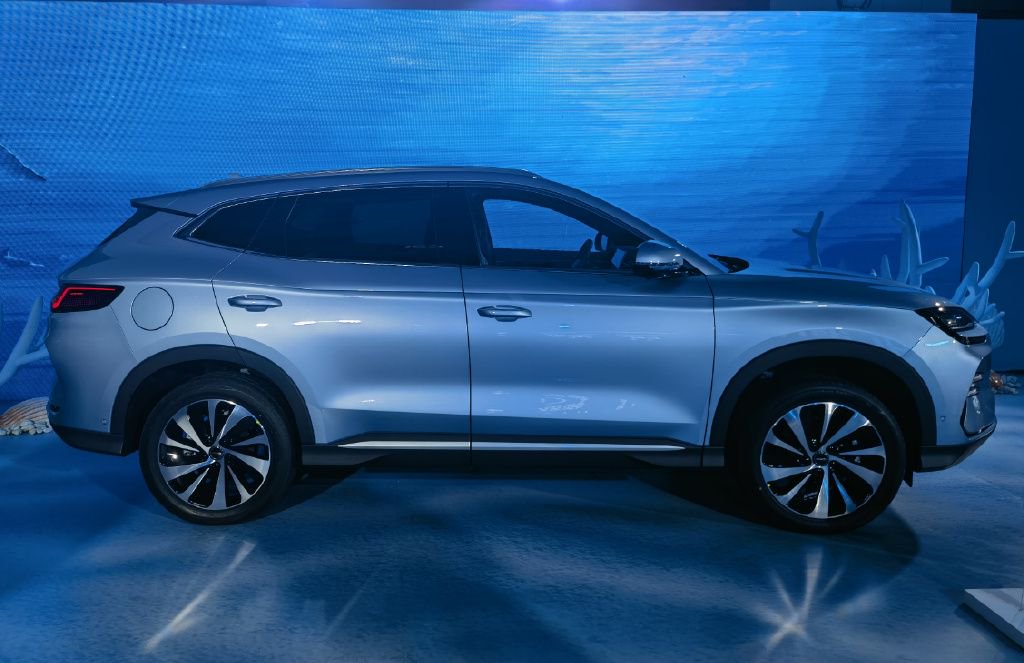 全新海洋美学设计比亚迪宋plus冠军版上市售1598万元起