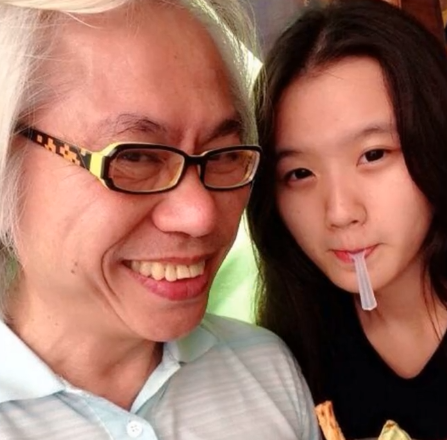 台湾爷孙恋低调结婚,林靖恩戴婚戒现身,身材臃肿孕味十足