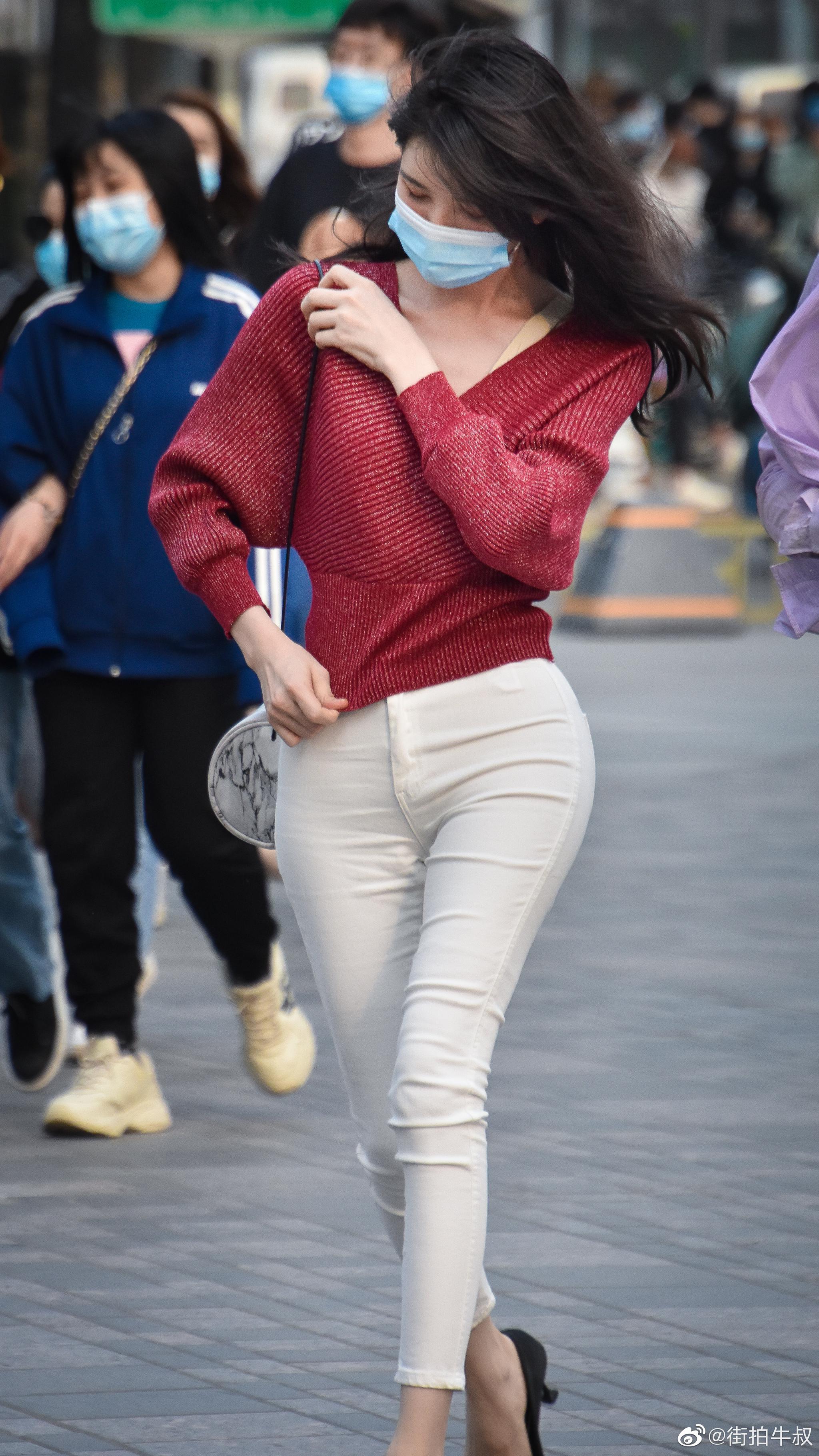 美女穿着法式铅笔裤出街