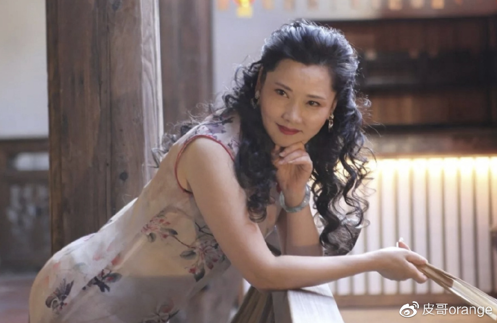 本剧中,她饰演秦朗的妈妈.