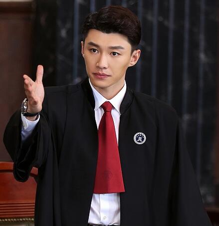 最近代旭凭借《黑色灯塔》中魏宇泰一角再次进入观众视野,一个满嘴都