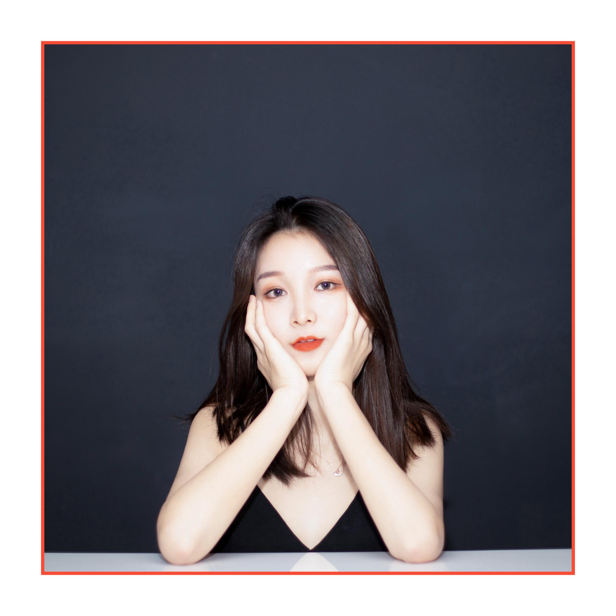 每次发自拍都会发现 自己的颜值 忽高忽低 一会儿漂亮 一会儿更漂