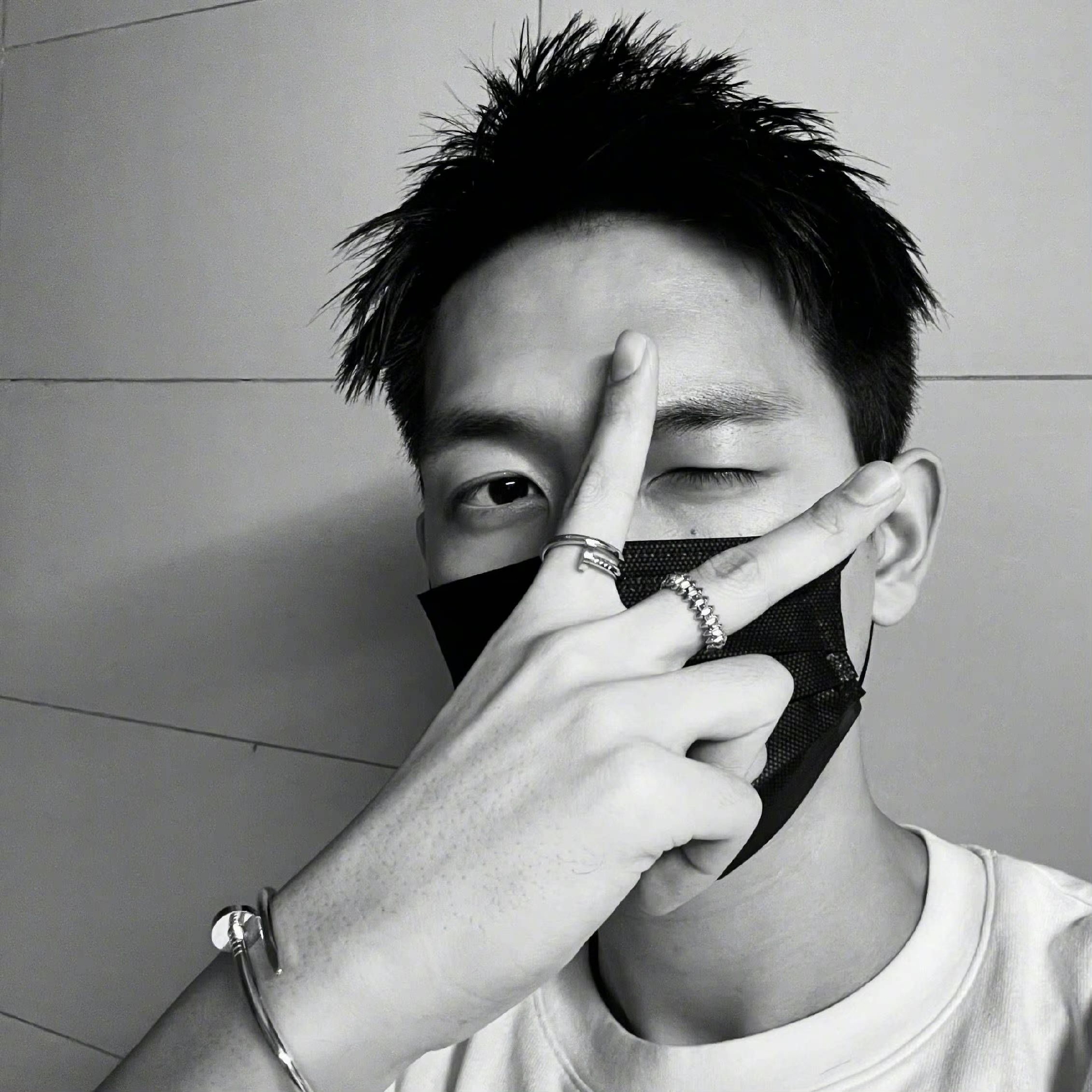 李现晒随手拍口罩遮不住的帅气平时多多记录生活呀