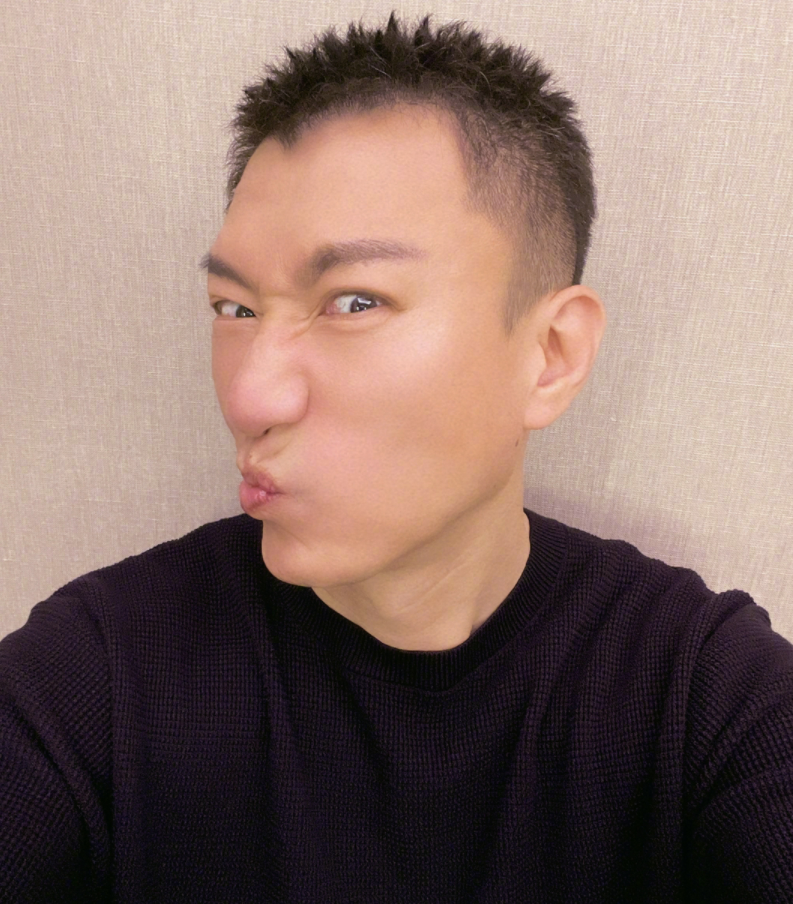 孙红雷为三岁女儿庆生,晒六张图自拍占一半,宝宝举手背影超可爱