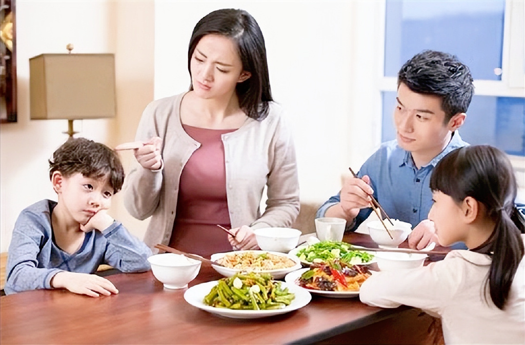 别在吃饭时教育孩子，否则伤害难以治愈，选这5个时间段更合适