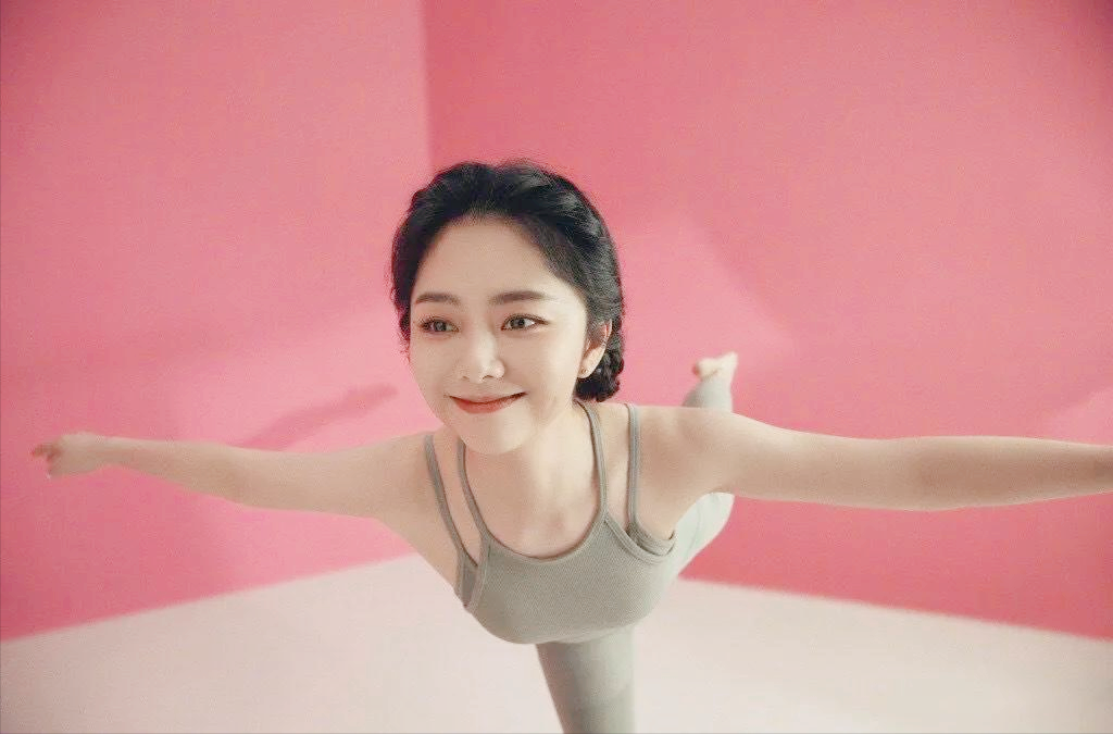 这次谭松韵也不输王子文,大家看见她穿着棕色的健身健美裤,身材曲线