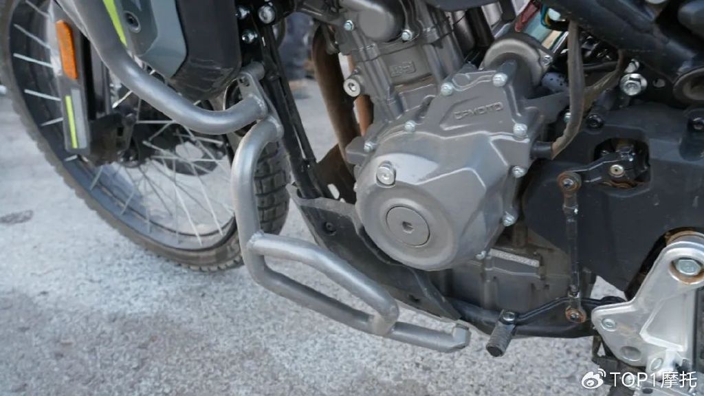 所以重量自然会更大,春风直接选用了ktm 790同款的20铬钼钢作为车架