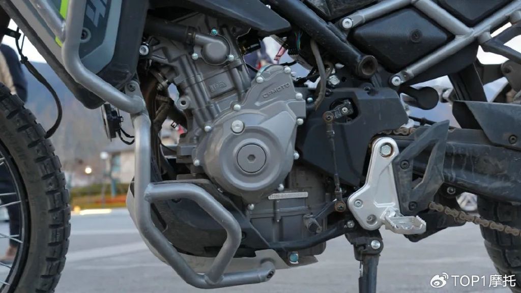 春风450平台的其他车型也是将发动机作为车架结构的一部分,所以为了让