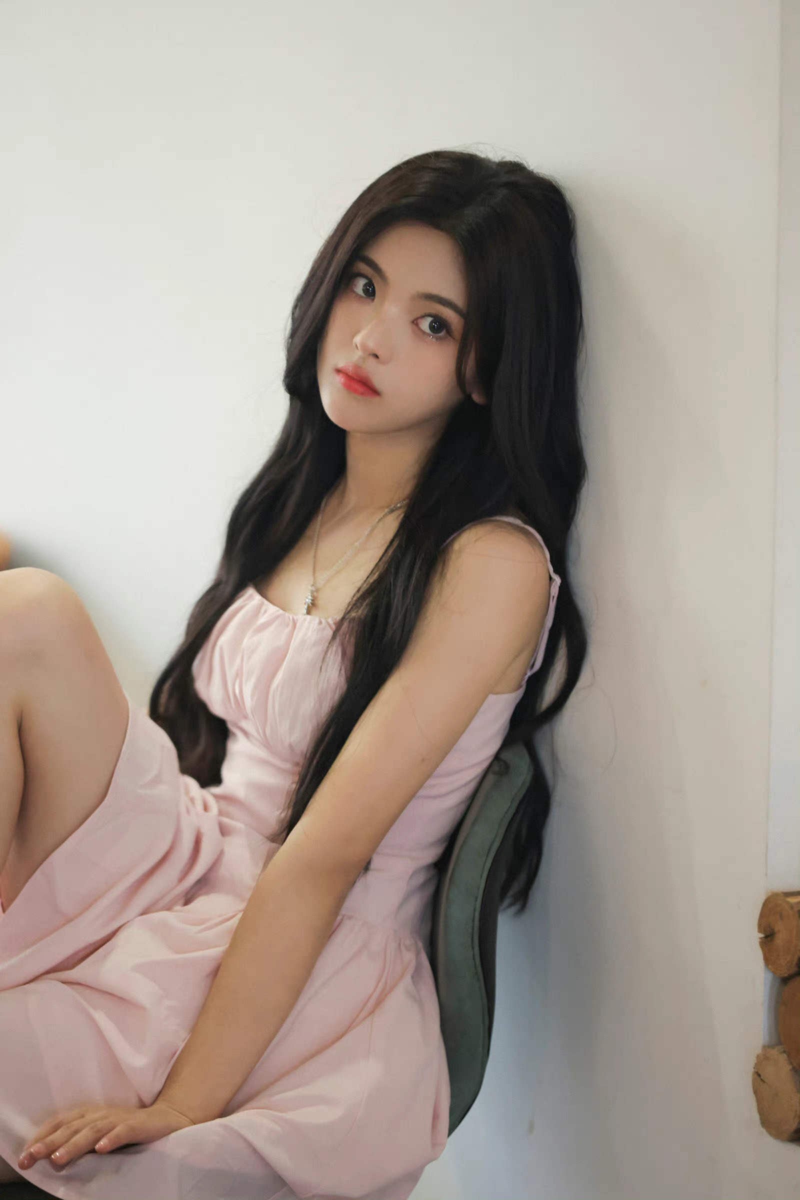 杨超越粉色抹胸连衣裙生日写真青春活力粉嫩少女生日快乐啊