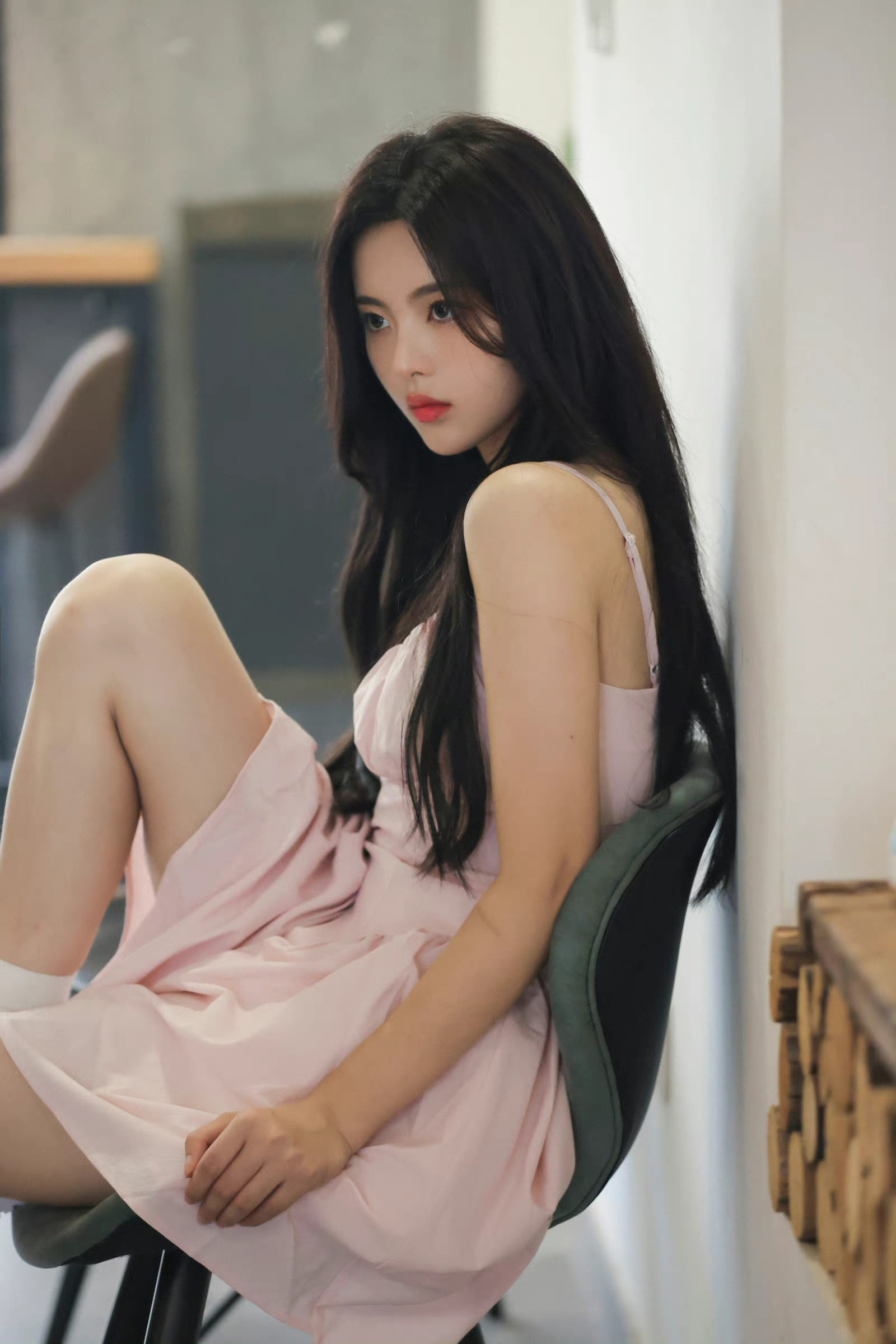 杨超越粉色抹胸连衣裙生日写真青春活力粉嫩少女生日快乐啊